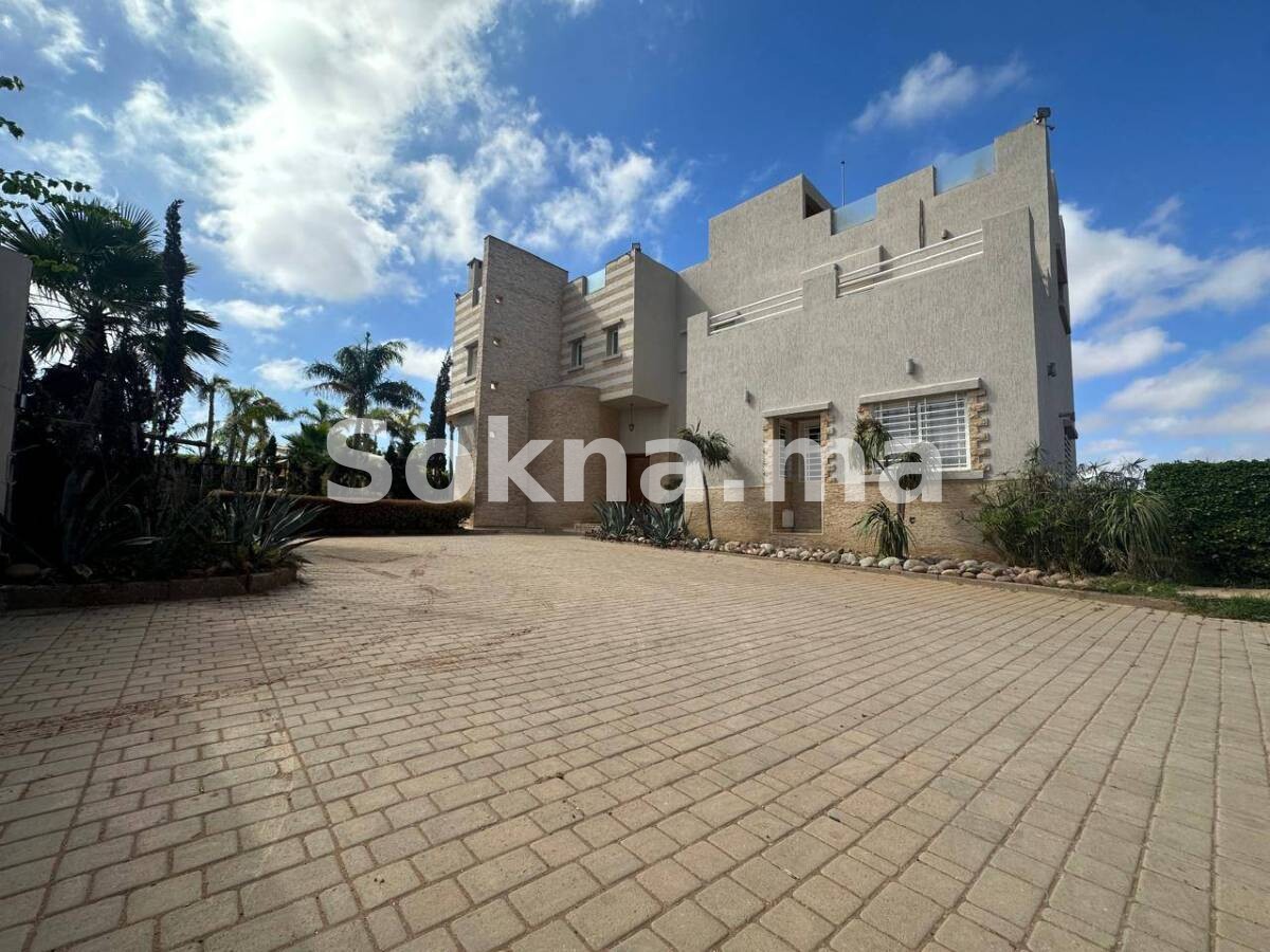 Une villa prête à emménager d'une superficie de 475 mètres carrés, équipée de prestations de luxe